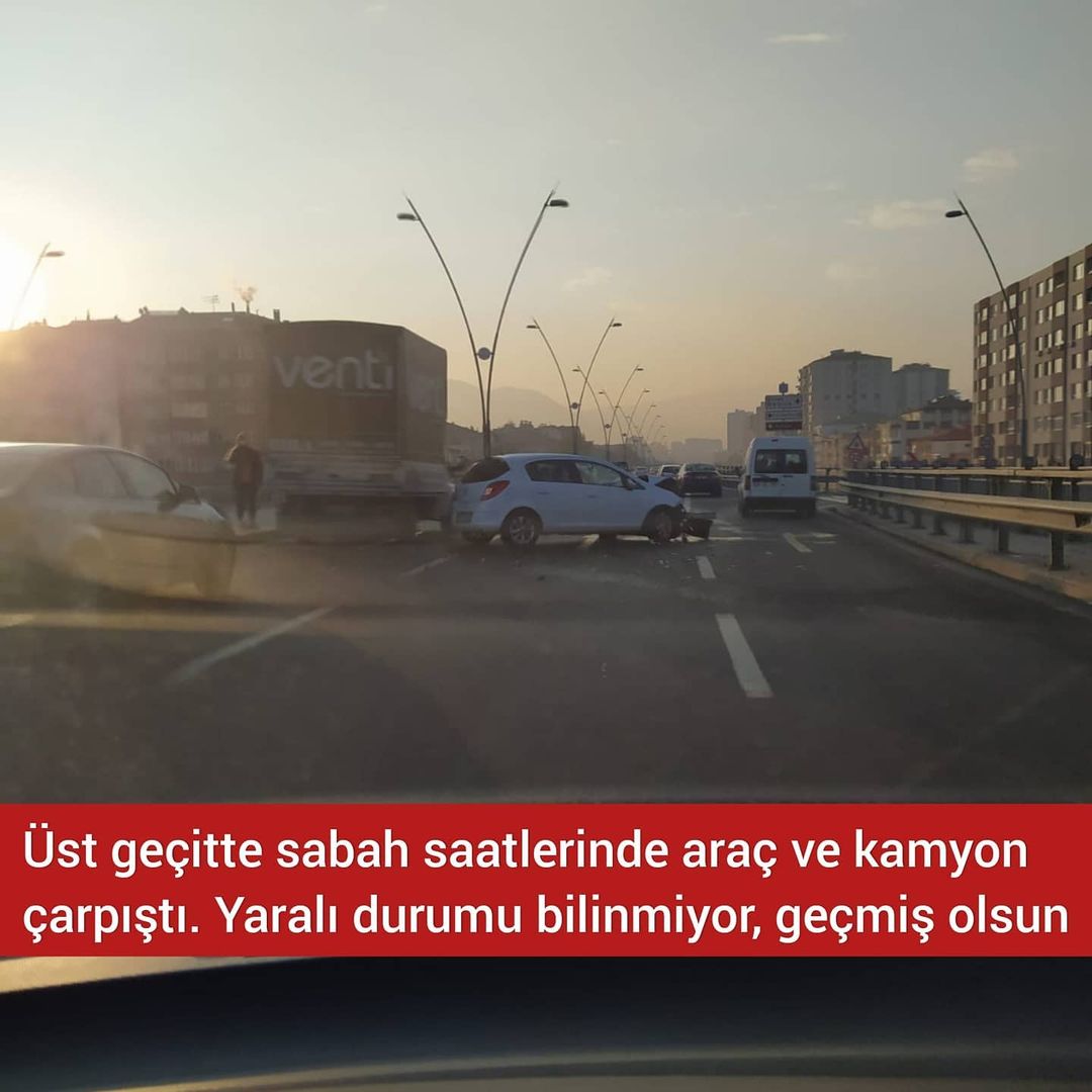 Kayseri'de sabah saatlerinde üst geçitte araç ve kamyon çarpıştı