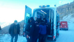 Otomobil buzlanan yolda şarampole yuvarlandı 2 yaralı!
