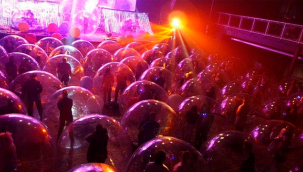 ABD’de corona virüs önlemleri kapsamında ‘baloncuklu’ konser düzenlendi.