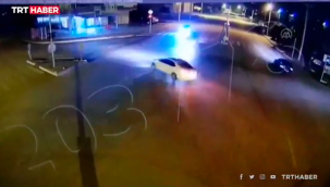 Antalya'nın Kumluca ilçesinde, 3 kişinin yaşamını yitirdiği, 4 kişinin de yaralandığı trafik kazası kameraya böyle yansıdı.