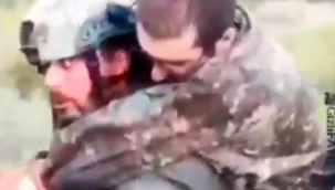 Azerbaycan özel kuvvetleri askerleri Ermenistan Silahlı Kuvvetleri yaralı bir askerinin tahliyesi.