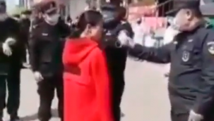 Çin'de maske takmayan kişiler yaka paça gözaltına alınıp nezarethaneye götürülüyor.