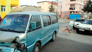 Hafif ticari araç otomobile çarptı 2 yaralı
