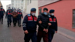 Kayseri'de jandarma ekiplerinin yaptığı DEAŞ operasyonunda 3 kişi yakalanarak gözaltına alındı