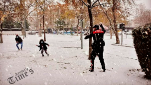 Konya'da polisler sokağa çıkma kısıtlamasına uymayan çocuklara kartopu atarak cezalandırdı