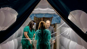 Kovid-19 salgını nedeniyle aylardır yakınlarına dokunamayan sakinleri için 'sarılma odası' kurdu.