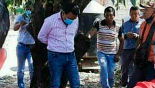 Meksika şehri Chiapas sakinleri, belediye başkanını seçim vaatlerini yerine getirmediği için bir ağaca bağladı.