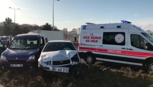 Otomobil ile hafif ticari araç çarpıştı; 4 yaralı