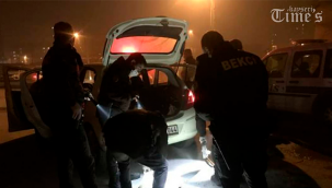 Polisten kaçan otomobilde uyuşturucu ve tabanca çıktı