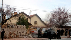 Talas'ta kamyonet ve otomobil kafa kafaya paylaştı