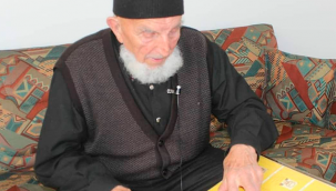94 yaşındaki Tomarzalı Sami dede askerden geldikten sonra Tomarza'da ölen kişilerin arşivini tuttu