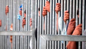 Ekvador'da 3 ayrı kentteki cezaevlerinde isyan çıktı polisin müdahalesi sonucu en az 50 mahkum öldü.