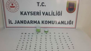 Jandarma tarafından düzenlenen operasyonda, tarihi eser niteliğinde 105 sikke ele geçirildi.