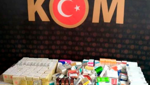 Kayseri'de Suriye uyruklu kişilerin kaçak muayene edildiği belirlenen bir evdeki çok sayıda ilaç ve tıbbi malzemeye el konuldu