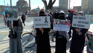 Kayseri'de yaşayan doğu Türkistanlı kadınlar, kaybettikleri çocuk ve eşleri için nöbet tutuyor!