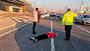 Kayseri'nin Talas ilçesinde genç kız, hareket halindeki araçtan atlayarak yaralandı.