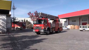 Kayseri Organize sanayi bölgesinde bir iplik fabrikasında çıkan yangında dumandan etkilenen 4 işçi hastaneye kaldırıldı