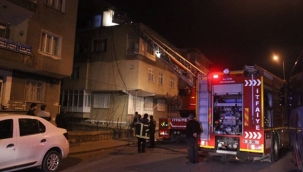 Kılıçaslan da 3 katlı apartmanın son katındaki kullanılmayan daire yandı