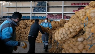 Kocasinan Belediye Başkanı Ahmet Çolakbayraktar, hem üreticiye hem de ihtiyaç sahiplerine destek olmak amacıyla toplam 80 ton patates dağıtmaya başladıklarını söyledi.