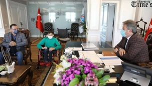 Melikgazi Belediye Başkanı Dr. Mustafa Palancıoğlu, Ömer Çelik'e daha işlevsel bir tekerlekli sandalye hediye etti