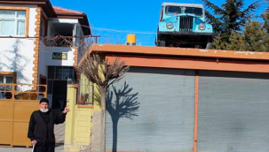 Sami Dede, 50 yıllık aracını satmaya kıyamayınca dama çıkardı.