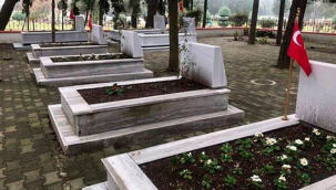 Tekirdağ'ın Çorlu şehitliğinde, şehit mezarlarının başında bulunan pirinç bayrak direkleri çalındı.