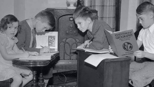 1973'de çocuk felci salgını sırasında uzaktan eğitim gören öğrenciler dersleri radyodan takip ediyor