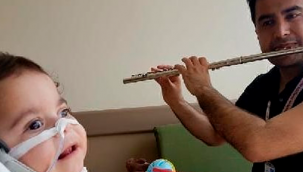 Çocukları hem tedavi ediyor, hem flüt çalarak moral veriyor