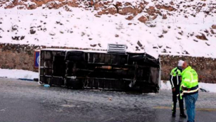 Erciyes Kayak Merkezi'nden aldığı Endonezyalı turistleri Nevşehir'e götürmek üzere yola çıkan midibüsün kaygan zemin nedeniyle devrilmesi sonucu 3'ü ağır 25 kişi yaralandı