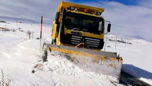 Kayseri Büyükşehir Belediyesi ekipleri yoğun tipi ve etkili olan kar yağışı nedeniyle il genelinde kapanan 94 mahalle yolunu ulaşıma açtı
