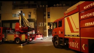 Kayseri'de 3 katlı iş merkezinin son katında çıkan yangında binada hasar oluştu