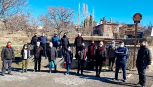 Kayseri'de 30 kişilik arkadaş gurubu Korkmaz Vadisi'nde sağlık için yürüyüş yaparak, vadide temizlik yaptı