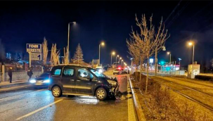 Kayseri'de iki hafif ticari aracın çarpışması sonucu meydana gelen trafik kazasında tramvay durağı zarar gördü