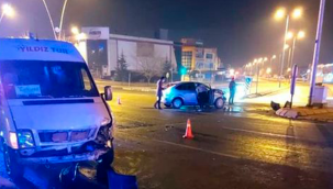 Kayseri'de servis minibüsü ile otomobilin çarpışması sonucu meydana gelen trafik kazasında 5 kişi yaralandı