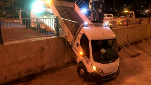 Kayseri'nin Melikgazi ilçesinde kamyoneti ile kanala uçan alkollü sürücü yaralandı