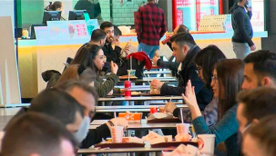 Kısıtlamanın kalkması ile birlikte AVM'lerde yemek katları yeniden doldu.