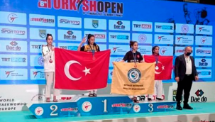 Melikgazi Belediye TaeKwondo takım sporcusu Elif Atik ikincilik madalyası kazandı