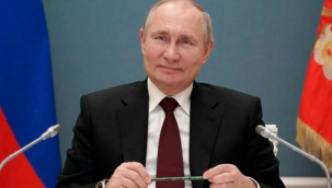 Putin'e 15 yıl daha görevde kalma imkanı sağlayacak yasayı onayladı.