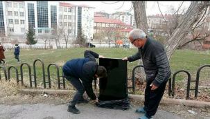 Tek başına yaşayan yaşlı adamın