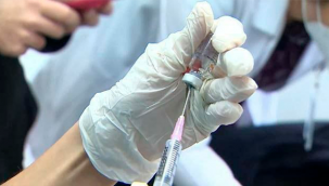 Türkiye'de COVID-19'la mücadele kapsamında uygulanan aşı sayısı 10 milyonu, kişi sayısı ise 7,5 milyonu geçti.