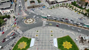 18 gün tam kapanma öncesinde Kayseri Cumhuriyet meydanında yaşanan insan ve araç yoğunluğu da havadan görüntülendi!