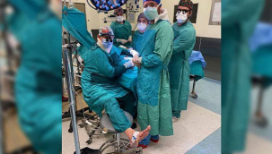 Bursa'da ameliyat esnasında rahatsızlanan doktor, ayağına serum takıp operasyona devam etti