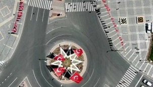 Cumhuriyet Meydanı'nda yaşanan sakinlik havadan görüntülenirken, meydanda bulunan Türk bayrakları ile Bürüngüz Camisi'nin görüntüleri kartpostallık görüntü oluşturdu.