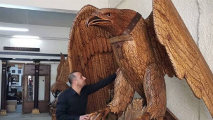 Kayseri'de 5 kişinin 7 ayda yaptığı 3.5 metre yüksekliğindeki, 1.5 ton ağırlığındaki kartal simgeli taht, görenleri kendine hayran bırakıyor