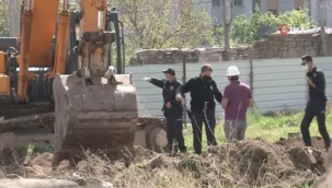 Kayseri'de bir inşaatın temel kazısında yapılan incelemelerde lahit kapağı ve gözyaşı şişesi bulundu