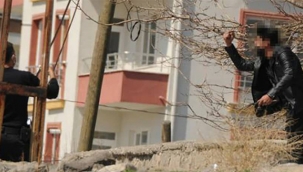 Kayseri'de hakkında uzaklaştırma kararı olan şahıs mutfaktan aldığı bıçağı kadının boğazına dayadı