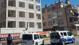 Kayseri'de inşaatın 5'inci katında iskeleden düşen sıva ustası S.T (40), ağır yaralandı
