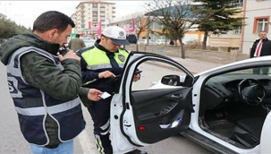 Kayseri İlEmniyet Müdürlüğü Trafik Şube Müdürlüğü ekiplerince 1-31 Mart tarihleri arasında yapılan uygulamalar sonucunda 13 bin 210 araca ceza yazıldı