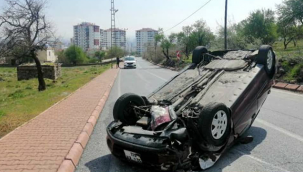 Kayseri'nin Melikgazi ilçesinde takla atan otomobilin sürücüsü, burnu bile kanamadan kendi imkanlarıyla otomobilden çıktı