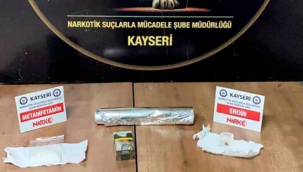 Kayseri polisi tarafından düzenlenen uyuşturucu operasyonunda yabancı uyruklu 3 kişi göz altına alınırken çeşitli miktarlarda uyuşturucu madde ele geçirildi
